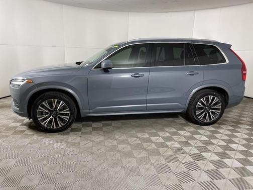 2022 Volvo XC90 T6 Momentum 7 Passenger