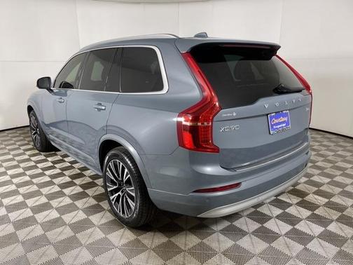 2022 Volvo XC90 T6 Momentum 7 Passenger