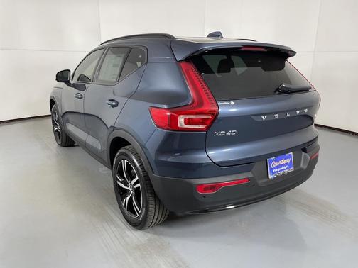 2026 Volvo XC40 B5 Core