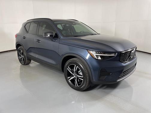 2026 Volvo XC40 B5 Core