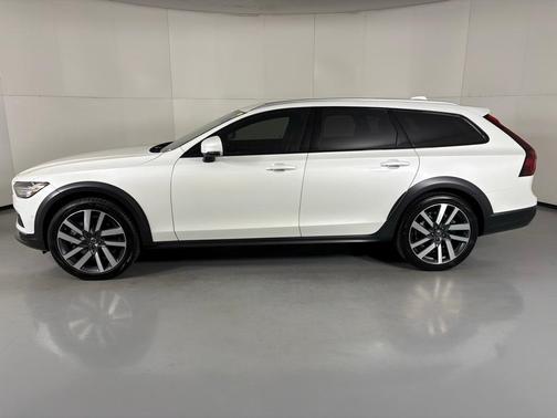 2025 Volvo V90 Cross Country B6 Plus