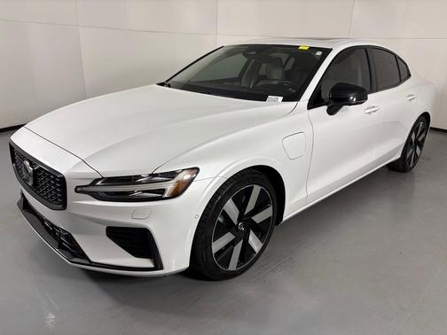 2024 Volvo S60 Recharge Plug-In Hybrid T8 Ultimate Dark Theme