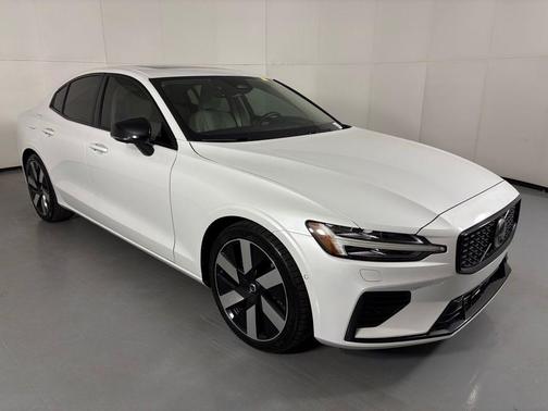 2024 Volvo S60 Recharge Plug-In Hybrid T8 Ultimate Dark Theme