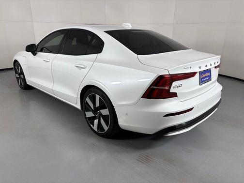 2024 Volvo S60 Recharge Plug-In Hybrid T8 Ultimate Dark Theme