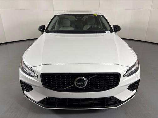 2024 Volvo S60 Recharge Plug-In Hybrid T8 Ultimate Dark Theme