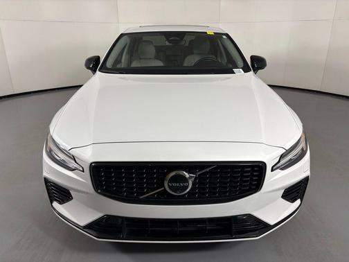 2024 Volvo S60 Recharge Plug-In Hybrid T8 Ultimate Dark Theme