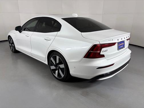 2024 Volvo S60 Recharge Plug-In Hybrid T8 Ultimate Dark Theme