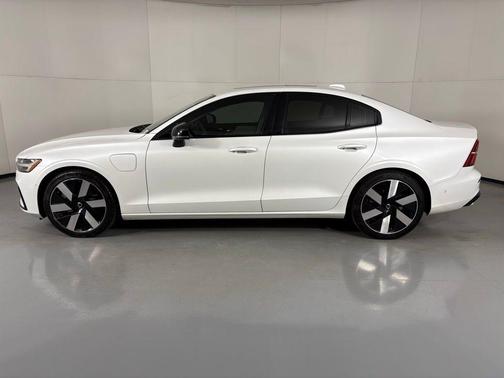 2024 Volvo S60 Recharge Plug-In Hybrid T8 Ultimate Dark Theme