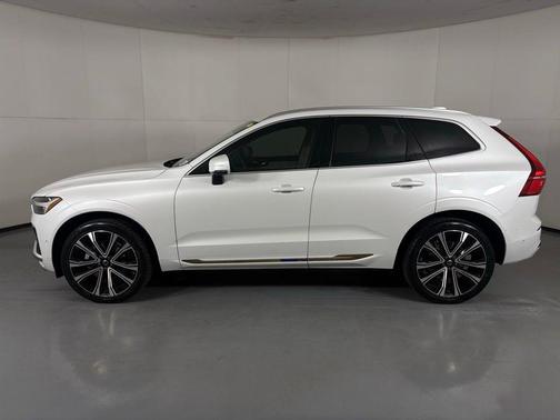 2023 Volvo XC60 B5 Ultimate Bright Theme