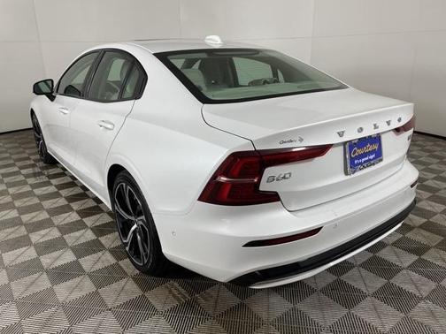 2024 Volvo S60 B5 Plus Dark Theme