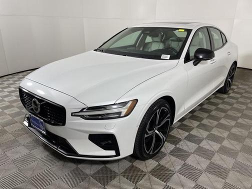 2024 Volvo S60 B5 Plus Dark Theme