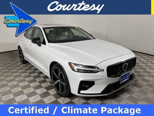 2024 Volvo S60 B5 Plus Dark Theme
