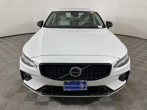 2024 Volvo S60 B5 Plus Dark Theme