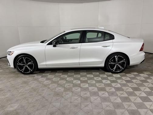 2024 Volvo S60 B5 Plus Dark Theme