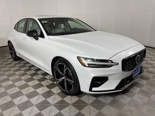 2024 Volvo S60 B5 Plus Dark Theme