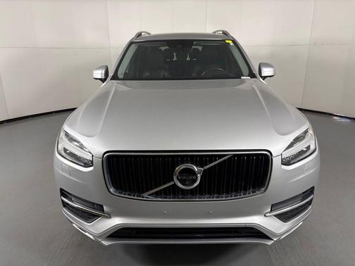 Bright Silver Metallic 2019 Volvo XC90 T6 Momentum