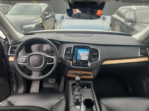 2022 Volvo XC90 T6 Momentum 7 Passenger