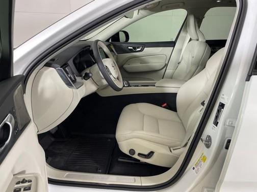 2024 Volvo XC60 Recharge Plug-In Hybrid T8 Plus Dark Theme