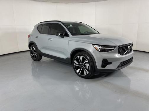 2025 Volvo XC40 B5 Plus Dark Theme