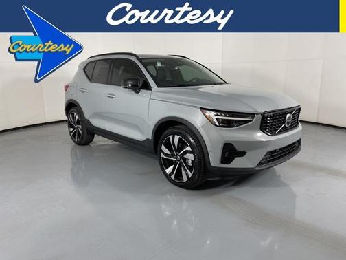 2025 Volvo XC40 B5 Plus Dark Theme