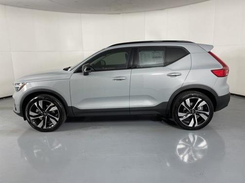 2025 Volvo XC40 B5 Plus Dark Theme