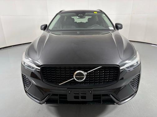 Onyx Black Metallic 2025 Volvo XC60 B5 Plus