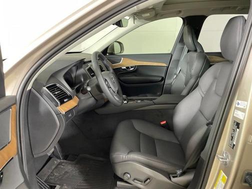 2025 Volvo XC90 B5 Plus