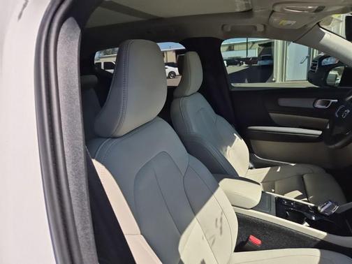 2024 Volvo XC40 B5 Ultimate Dark Theme