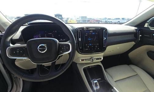 2024 Volvo XC40 B5 Ultimate Dark Theme