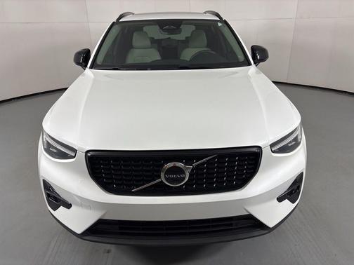 2024 Volvo XC40 B5 Ultimate Dark Theme