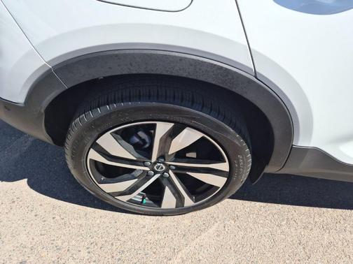 2024 Volvo XC40 B5 Ultimate Dark Theme