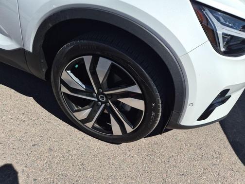 2024 Volvo XC40 B5 Ultimate Dark Theme