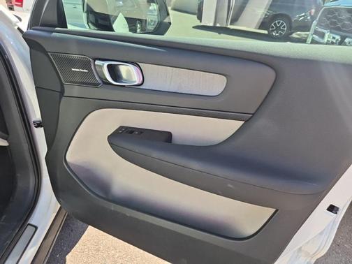 2024 Volvo XC40 B5 Ultimate Dark Theme