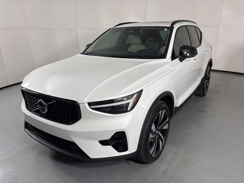 2024 Volvo XC40 B5 Ultimate Dark Theme