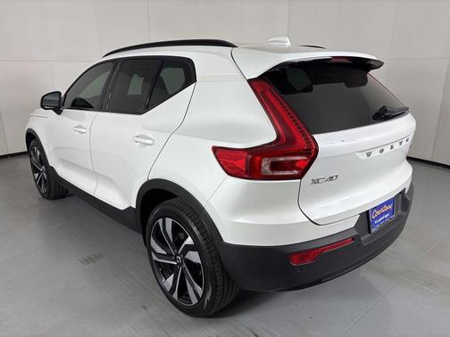 2024 Volvo XC40 B5 Ultimate Dark Theme