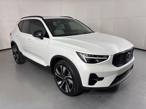 2024 Volvo XC40 B5 Ultimate Dark Theme