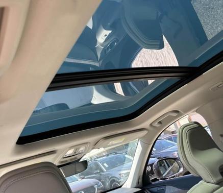 Platinum Gray Metallic 2023 Volvo XC90 B6 Ultimate 6-Seater