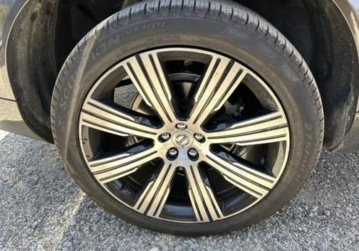 Platinum Gray Metallic 2023 Volvo XC90 B6 Ultimate 6-Seater