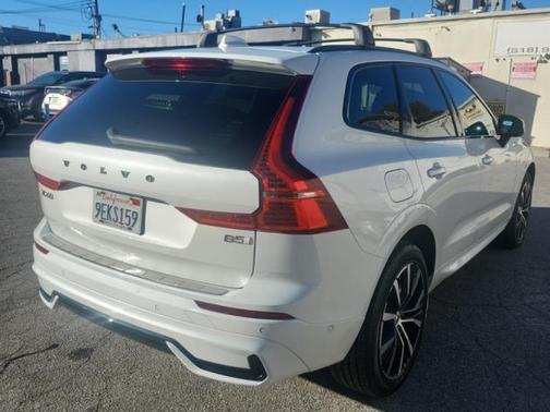 2023 Volvo XC60 B5 Ultimate Dark Theme
