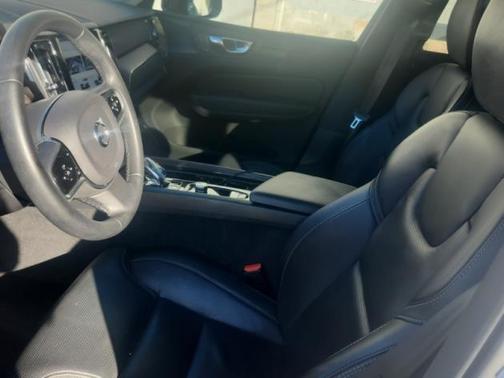 2023 Volvo XC60 B5 Ultimate Dark Theme