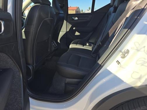 2025 Volvo XC40 B5 Plus Bright Theme