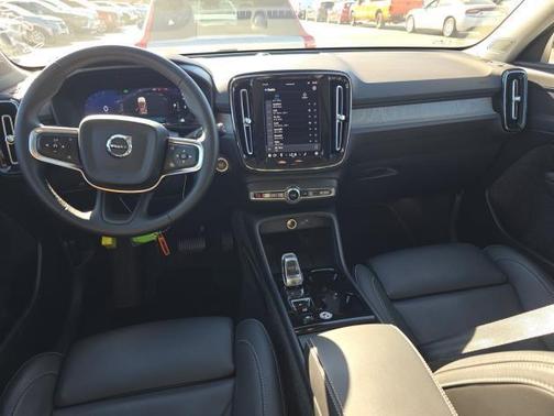 2025 Volvo XC40 B5 Plus Bright Theme