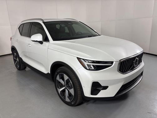 2025 Volvo XC40 B5 Plus Bright Theme