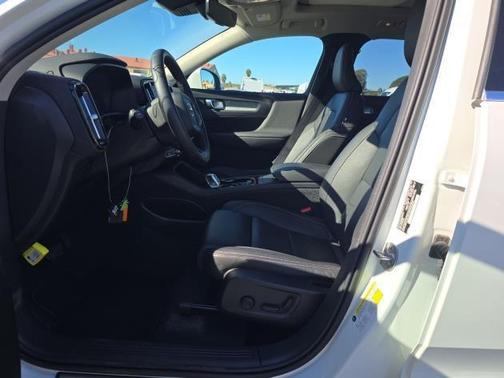 2025 Volvo XC40 B5 Plus Bright Theme