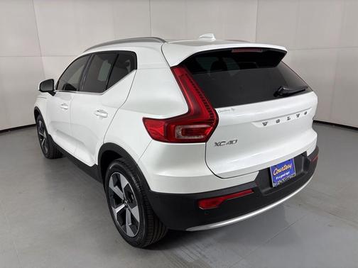 2025 Volvo XC40 B5 Plus Bright Theme