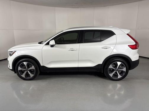 2025 Volvo XC40 B5 Plus Bright Theme