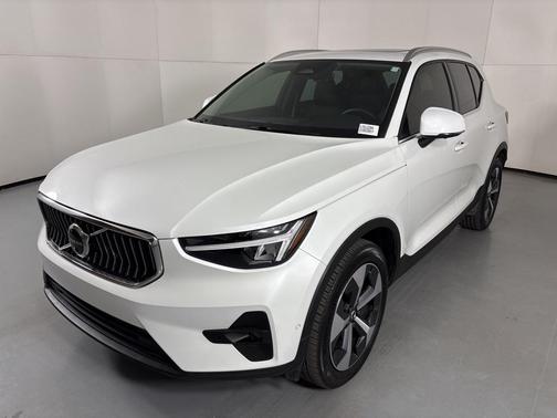2025 Volvo XC40 B5 Plus Bright Theme