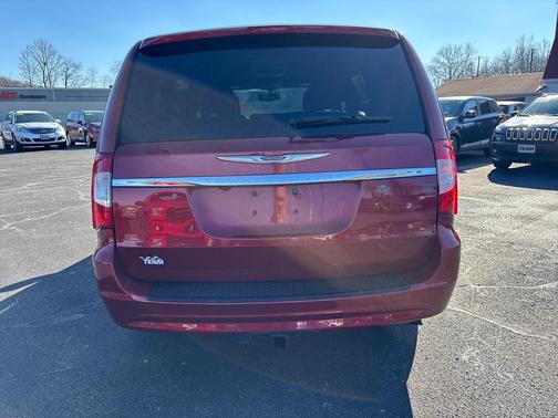 2016 Chrysler Town & Country S