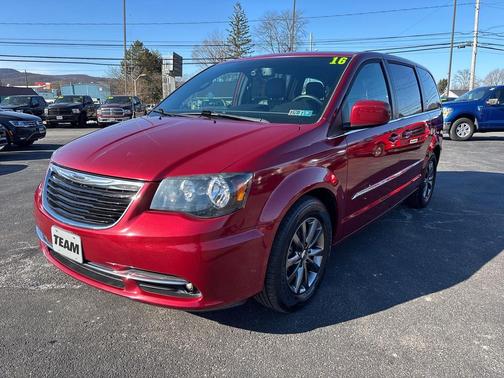 2016 Chrysler Town & Country S