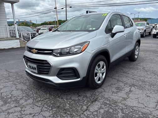 Summit White 2018 Chevrolet Trax LS